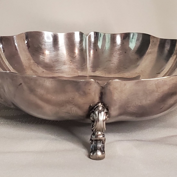 Silver-plated Chippendale Wm A Rogers footed dish 8 1/2" across 2" H - Picture 6 of 9